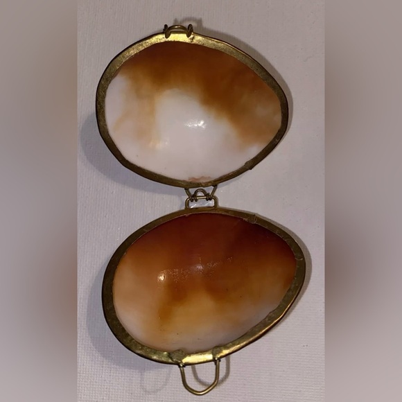 Vintage Real Genuine Clam Sea Shell Jewelry / Coin Trinket Box - Picture 3 of 3